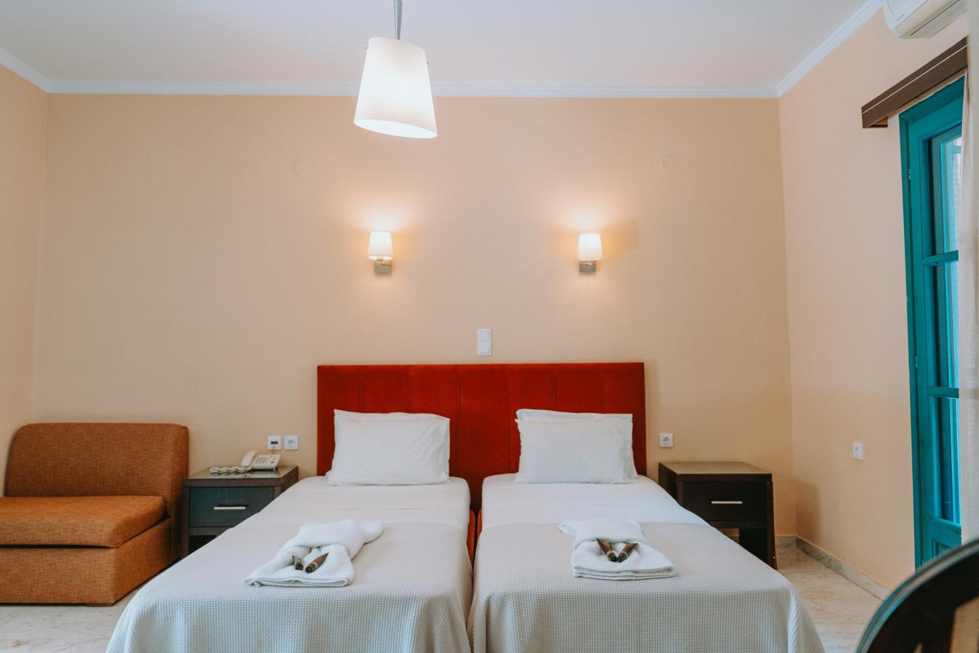 Karavostasi Beach Hotel Pérdika Kültér fotó