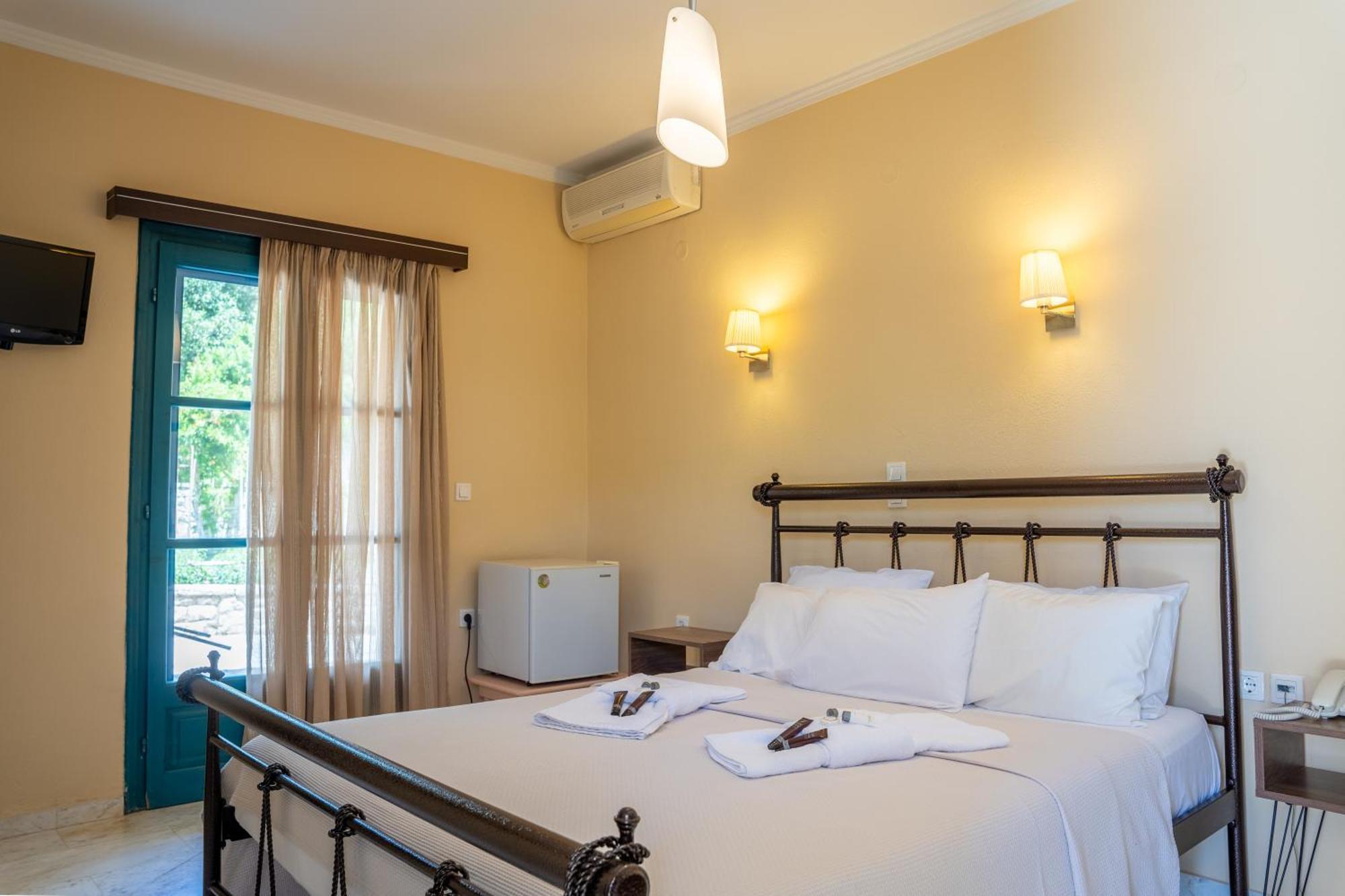 Karavostasi Beach Hotel Pérdika Kültér fotó