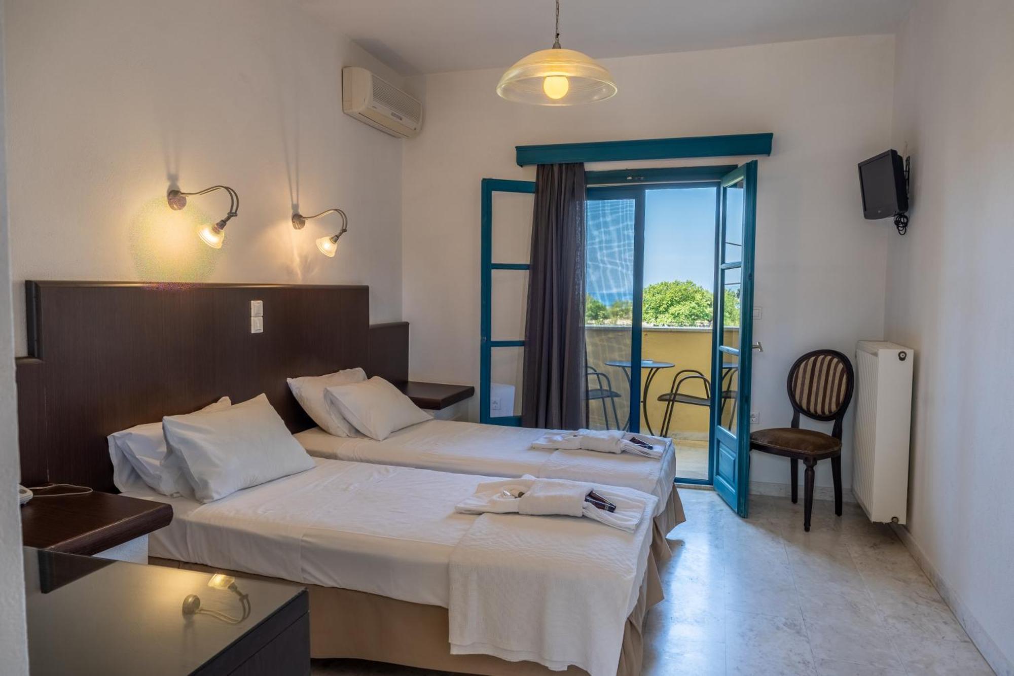 Karavostasi Beach Hotel Pérdika Kültér fotó
