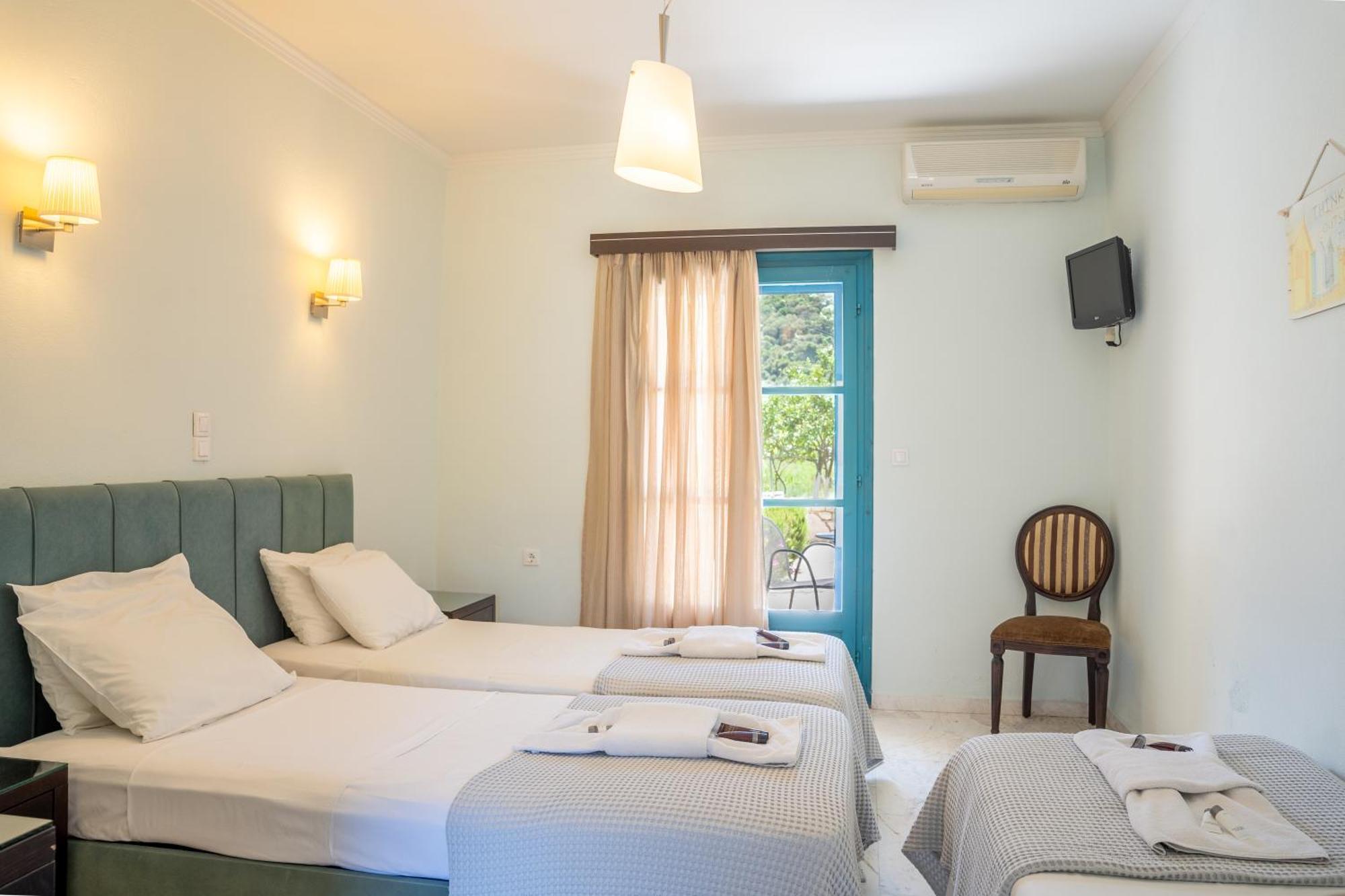 Karavostasi Beach Hotel Pérdika Kültér fotó
